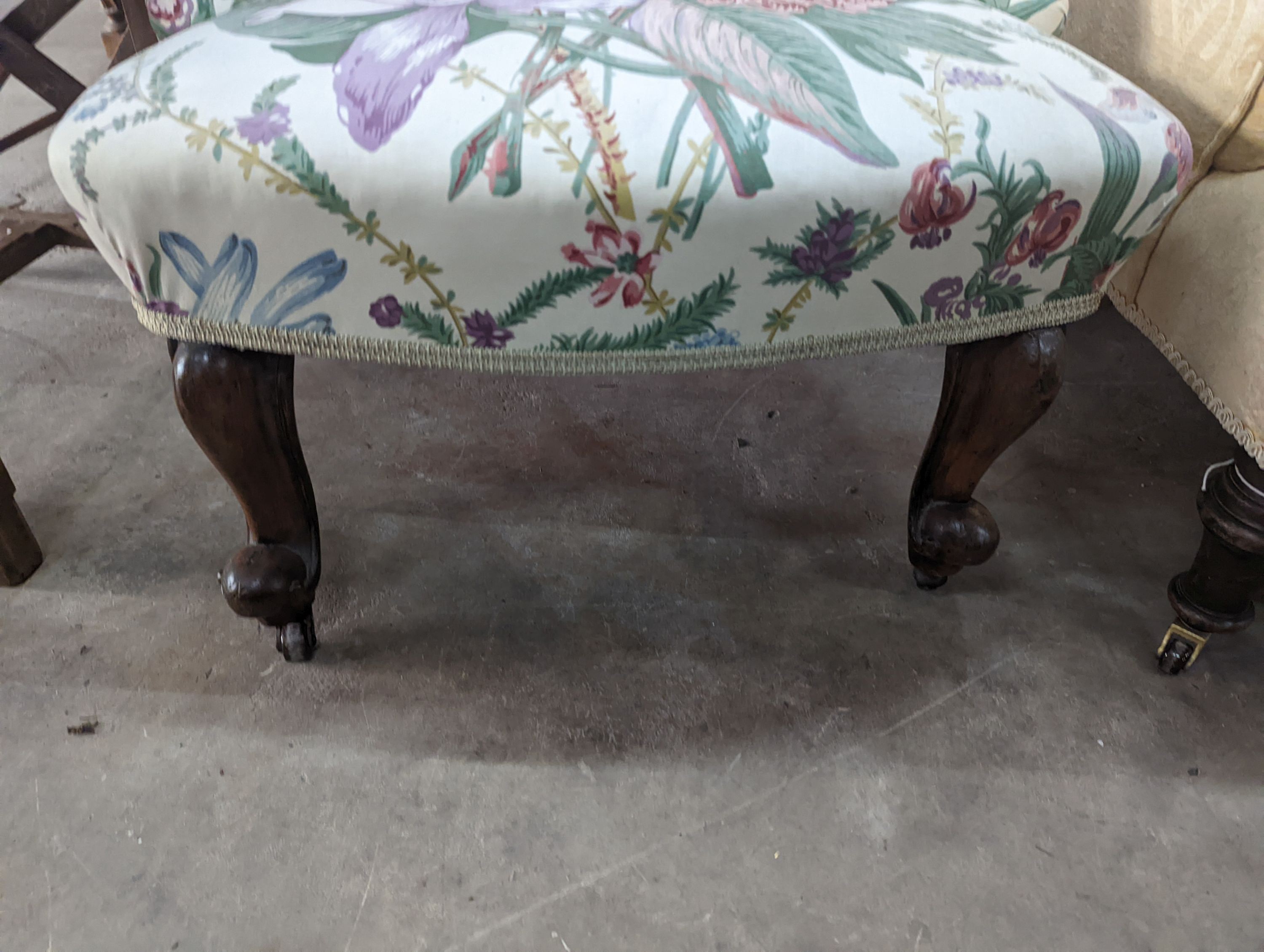 Two Victorian mahogany framed spoonback chairs, larger width 64cm, depth 72cm, height 79cm